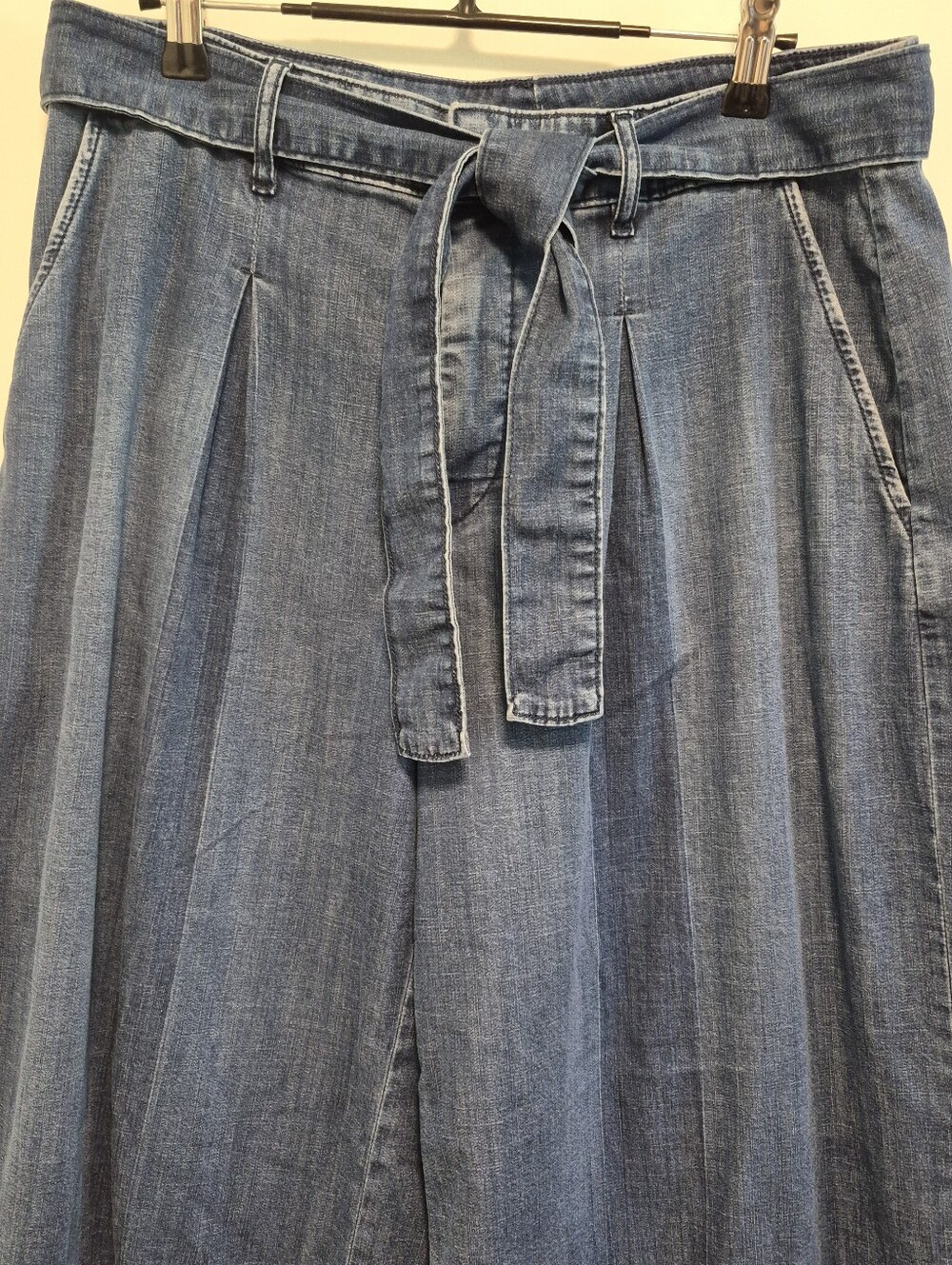 WHBM Pleated Denim Culottes Jorts Wide Leg Trousers Belted Blue Women's Sz 10 - Picture 3 of 13
